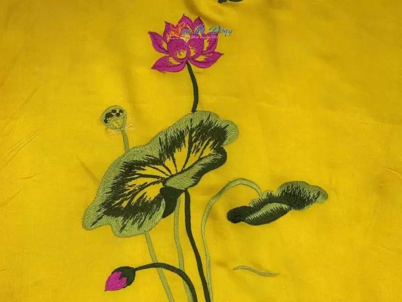 Khăn lụa trơn thêu sen vàng