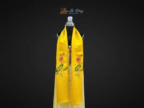 Khăn lụa trơn thêu sen vàng