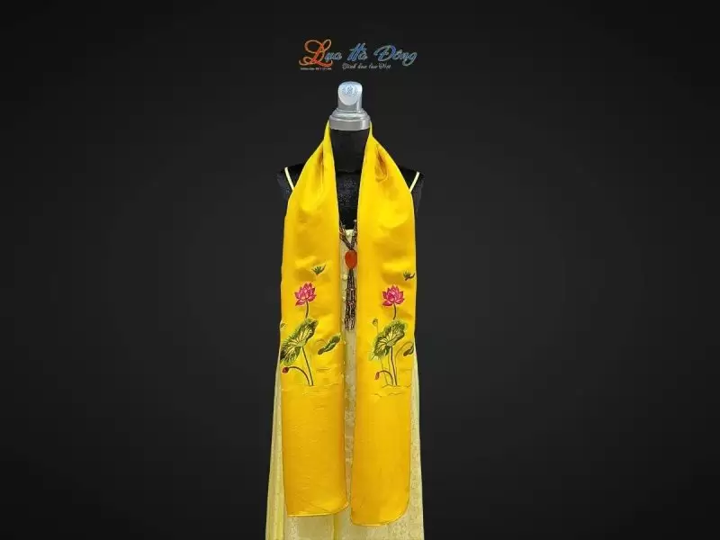 Khăn lụa trơn thêu sen vàng