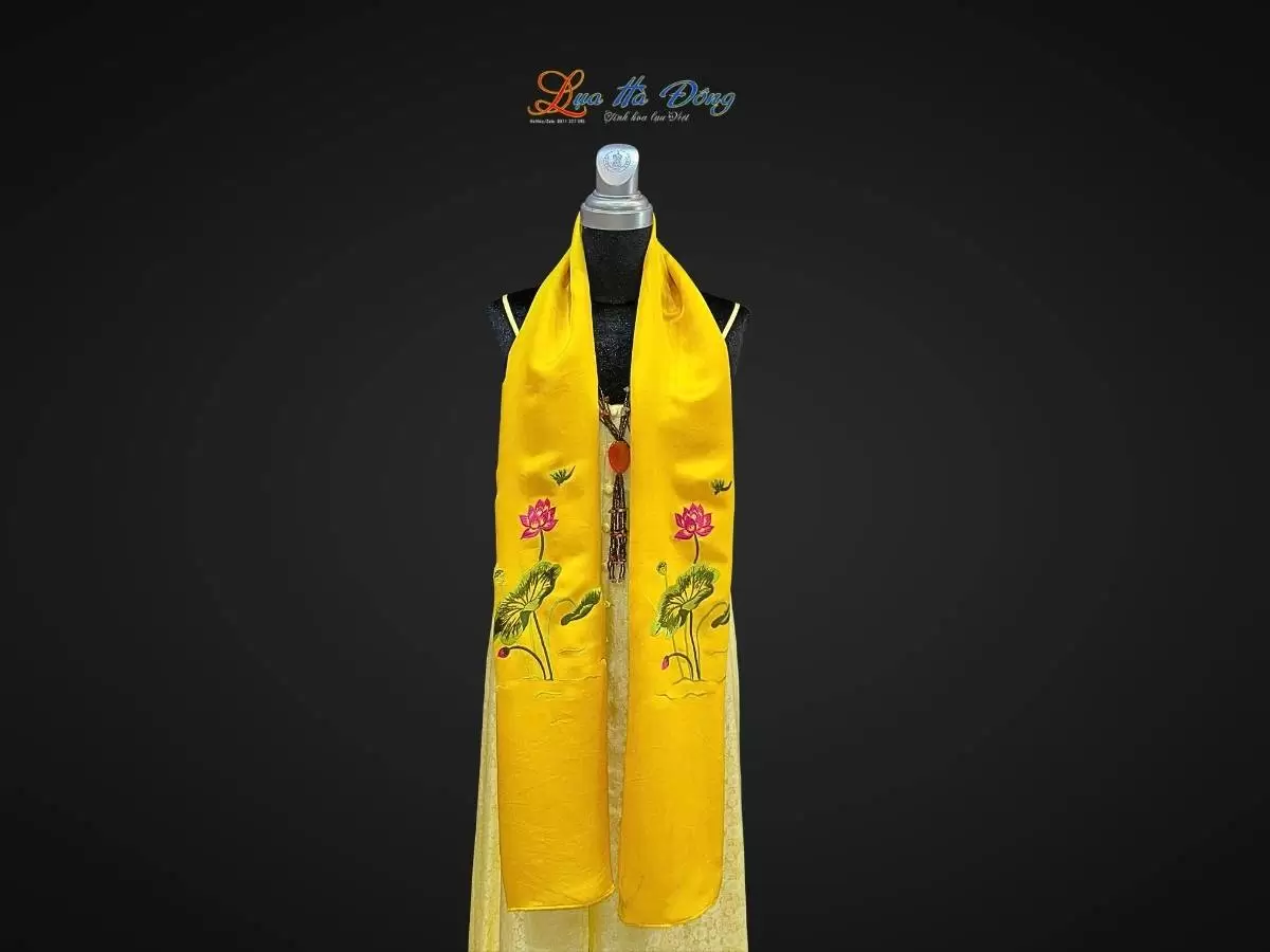Khăn lụa trơn thêu sen vàng Khăn lụa trơn thêu sen vàng