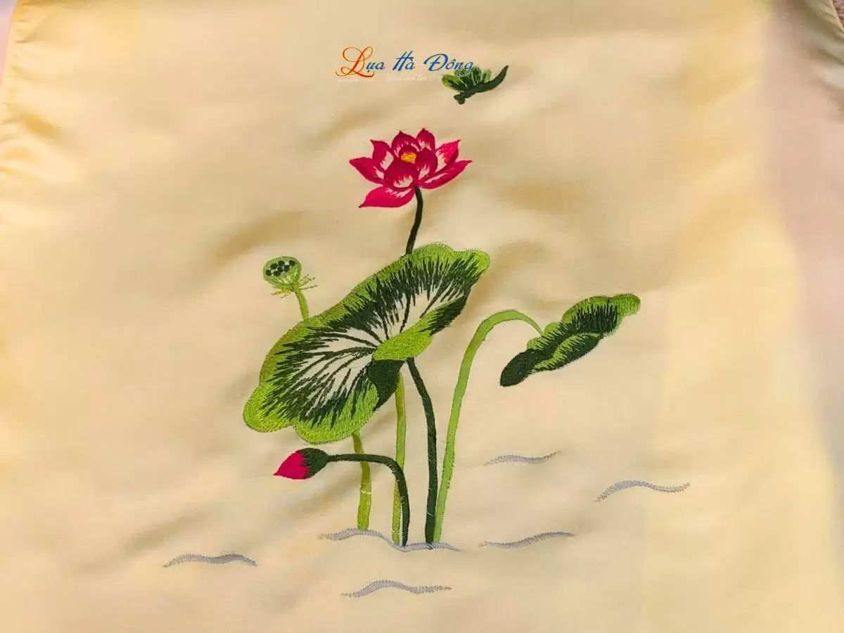 Khăn lụa trơn thêu sen vàng mỡ gà Khăn lụa trơn thêu sen vàng mỡ gà