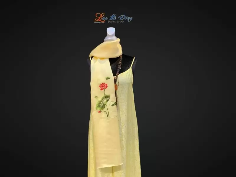 Khăn lụa trơn thêu sen vàng mỡ gà