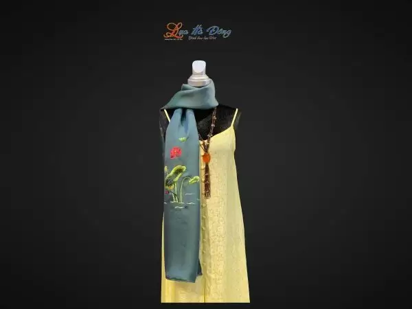 Khăn lụa trơn thêu sen xanh lá