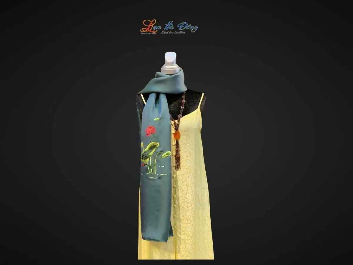 Khăn lụa trơn thêu sen xanh lá Khăn lụa trơn thêu sen xanh lá