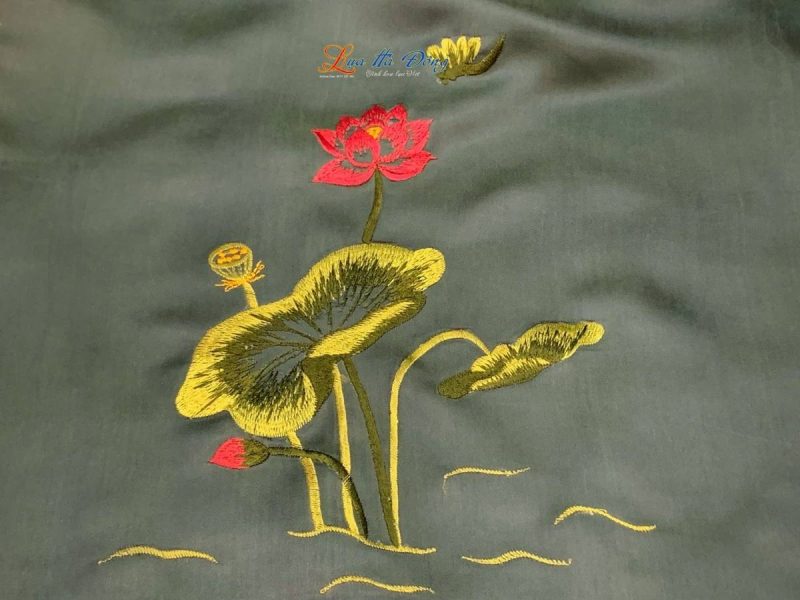 Khăn lụa trơn thêu sen xanh lá