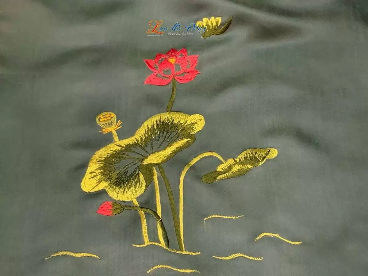 Khăn lụa trơn thêu sen xanh lá Khăn lụa trơn thêu sen xanh lá