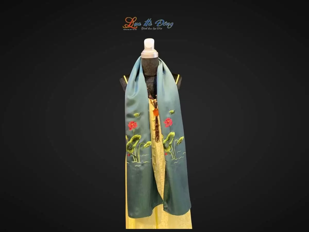 Khăn lụa trơn thêu sen xanh lá Khăn lụa trơn thêu sen xanh lá