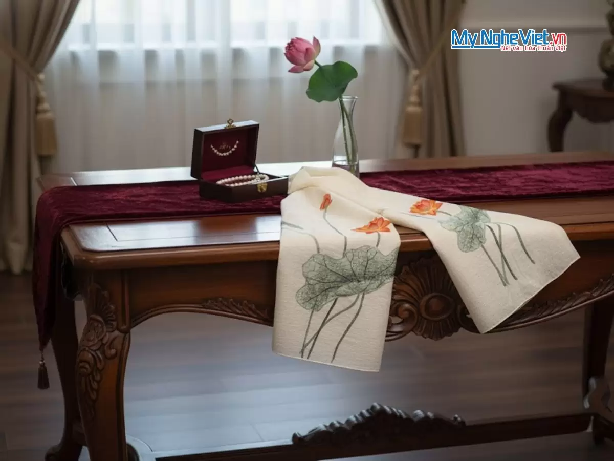 Khăn lụa đũi họa tiết hoa sen thêu tay 100% silk (15) Khăn lụa đũi họa tiết hoa sen thêu tay 100% silk