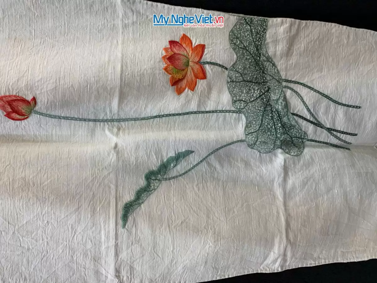 Khăn lụa đũi họa tiết hoa sen thêu tay 100% silk (17) Khăn lụa đũi họa tiết hoa sen thêu tay 100% silk