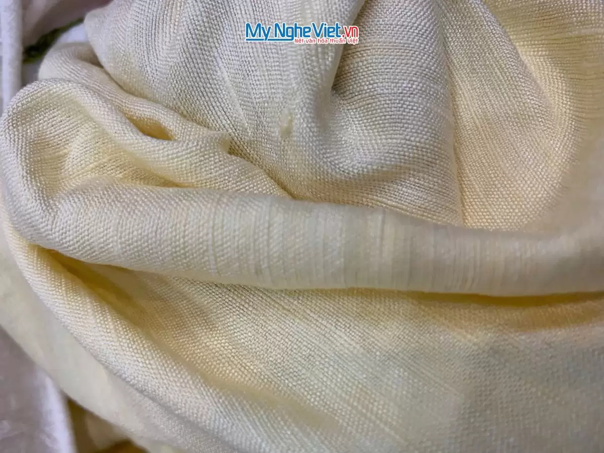 Khăn lụa đũi họa tiết hoa sen thêu tay 100% silk (18) Khăn lụa đũi họa tiết hoa sen thêu tay 100% silk