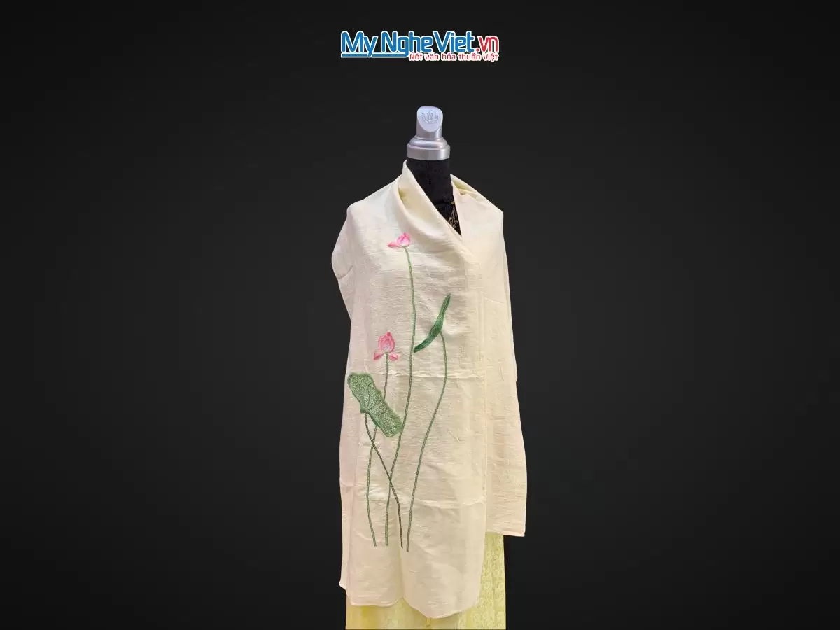 Khăn lụa đũi họa tiết hoa sen thêu tay 100% silk (2) Khăn lụa đũi họa tiết hoa sen thêu tay 100% silk