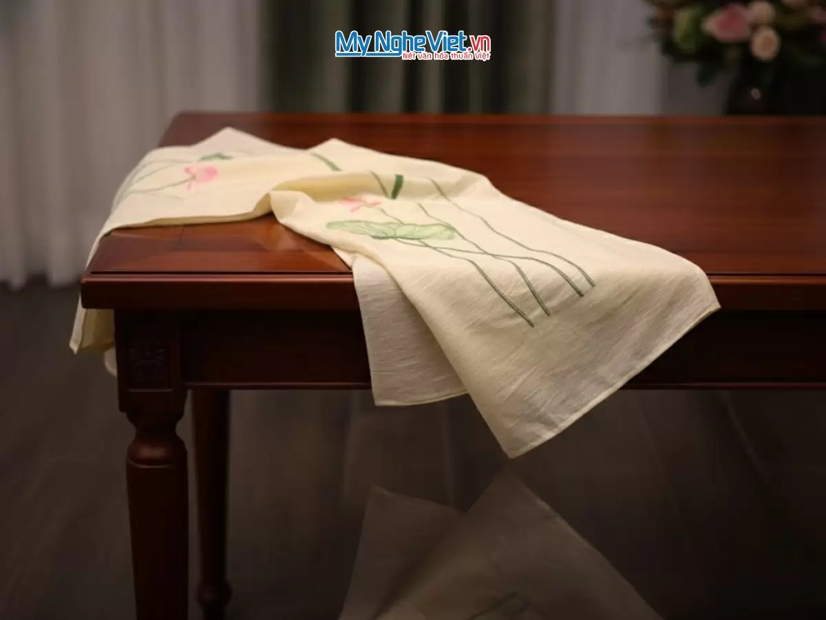 Khăn lụa đũi họa tiết hoa sen thêu tay 100% silk (3) Khăn lụa đũi họa tiết hoa sen thêu tay 100% silk