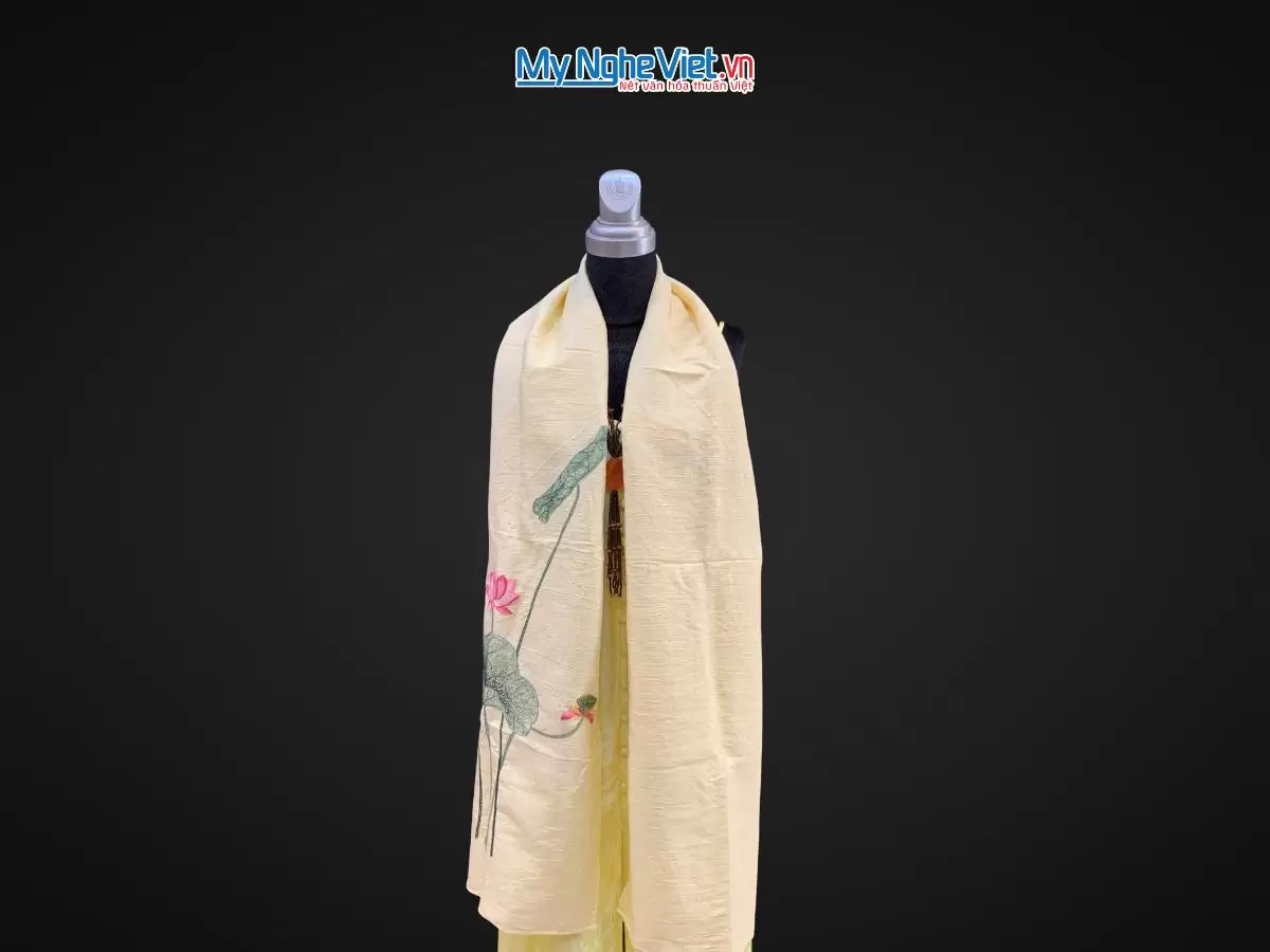 Khăn lụa đũi họa tiết hoa sen thêu tay 100% silk (5) Khăn lụa đũi họa tiết hoa sen thêu tay 100% silk