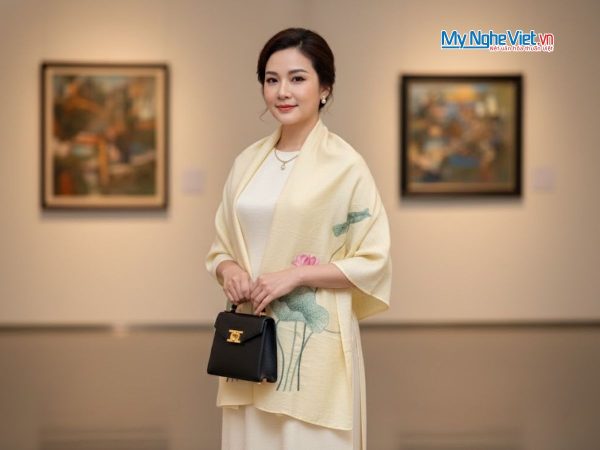 Khăn lụa đũi họa tiết hoa sen thêu tay 100% silk