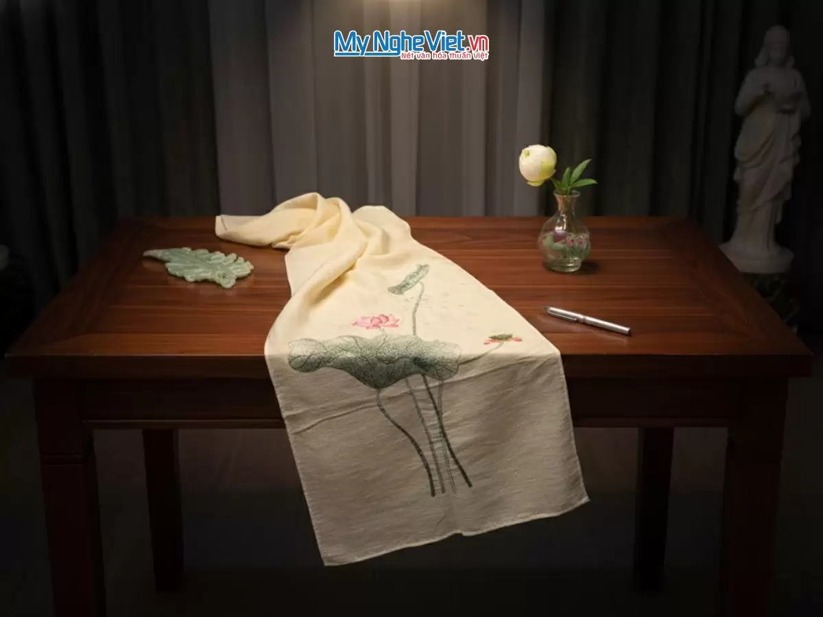 Khăn lụa đũi họa tiết hoa sen thêu tay 100% silk (9) Khăn lụa đũi họa tiết hoa sen thêu tay 100% silk