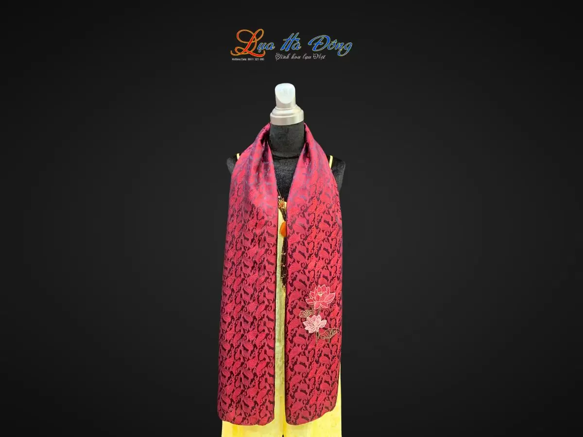 Khăn lụa tơ tằm thêu hoa (1) Khăn lụa thêu tay đuôi công đỏ đen