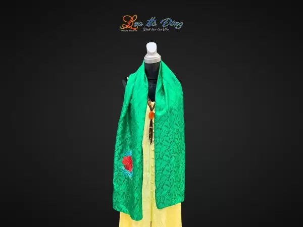 Khăn lụa thêu tay họa tiết đuôi công xanh lá