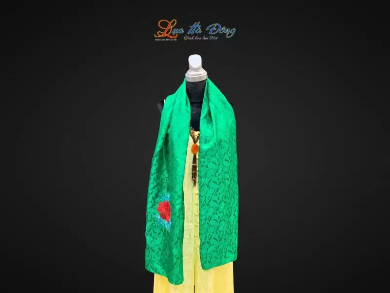 Khăn lụa thêu tay họa tiết đuôi công xanh lá