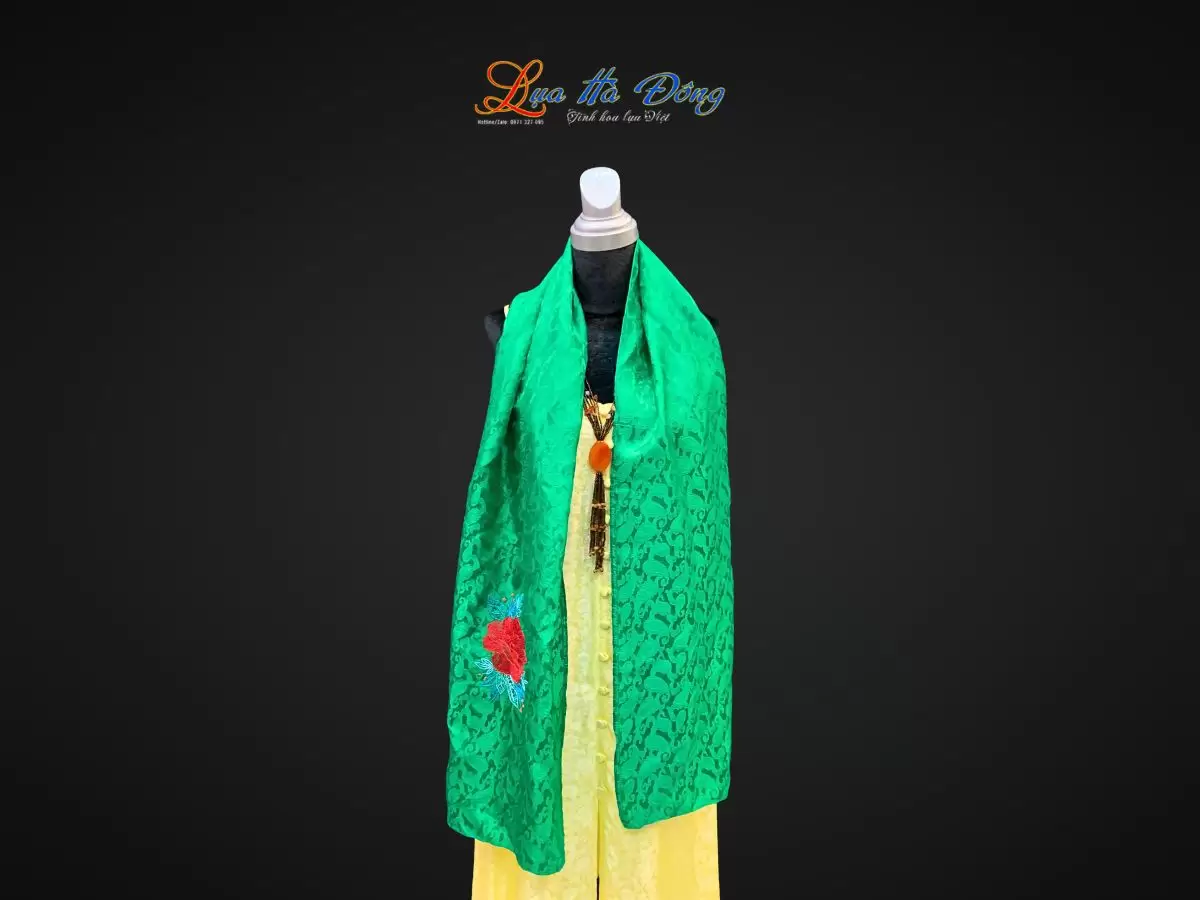 Khăn lụa tơ tằm thêu hoa (12) Khăn lụa thêu tay họa tiết đuôi công xanh lá