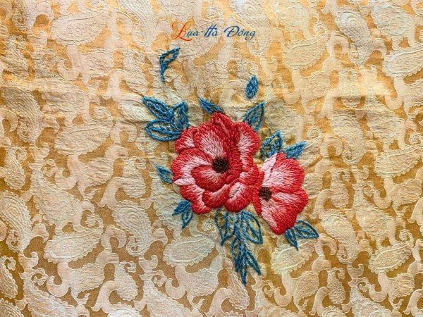 Khăn lụa thêu tay đuôi công vàng đồng