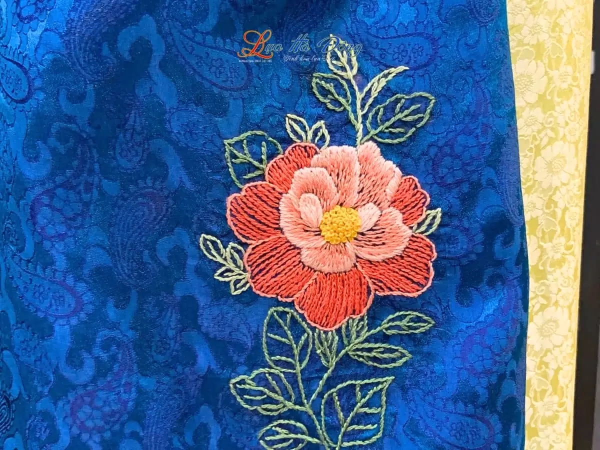 Khăn lụa tơ tằm thêu hoa (18)nen Khăn lụa thêu tay đuôi công xanh đậm