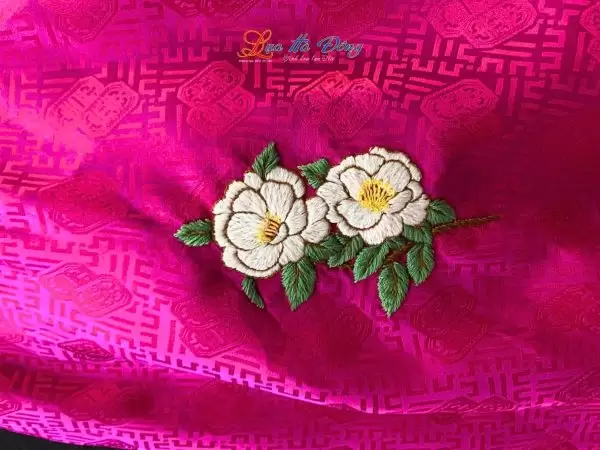 Khăn lụa thêu tay song thọ hồng