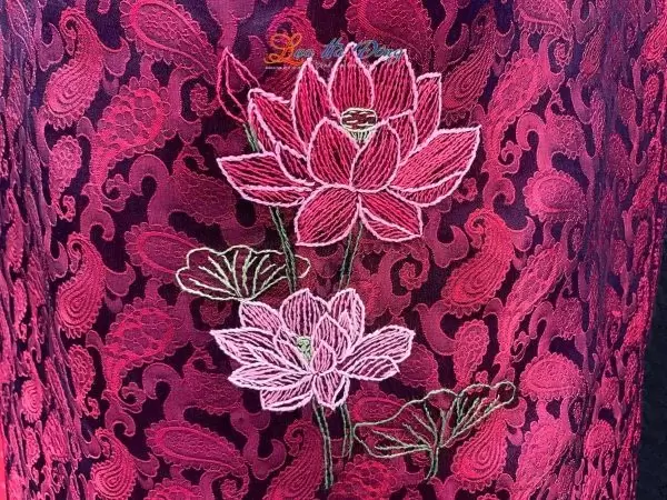 Khăn lụa thêu tay đuôi công đỏ đen