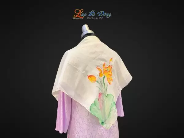 Khăn lụa vuông tơ tằm màu trắng vẽ hoa