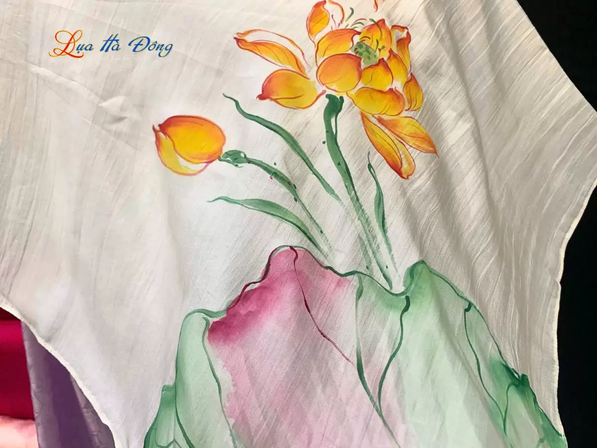 Khăn lụa vuông tơ tằm vẽ hoa (12) Khăn lụa vuông tơ tằm màu trắng vẽ hoa