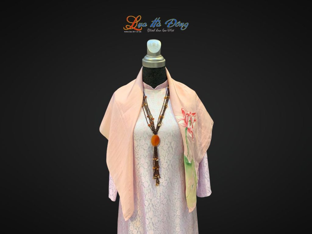 Khăn lụa vuông tơ tằm màu hồng vẽ hoa