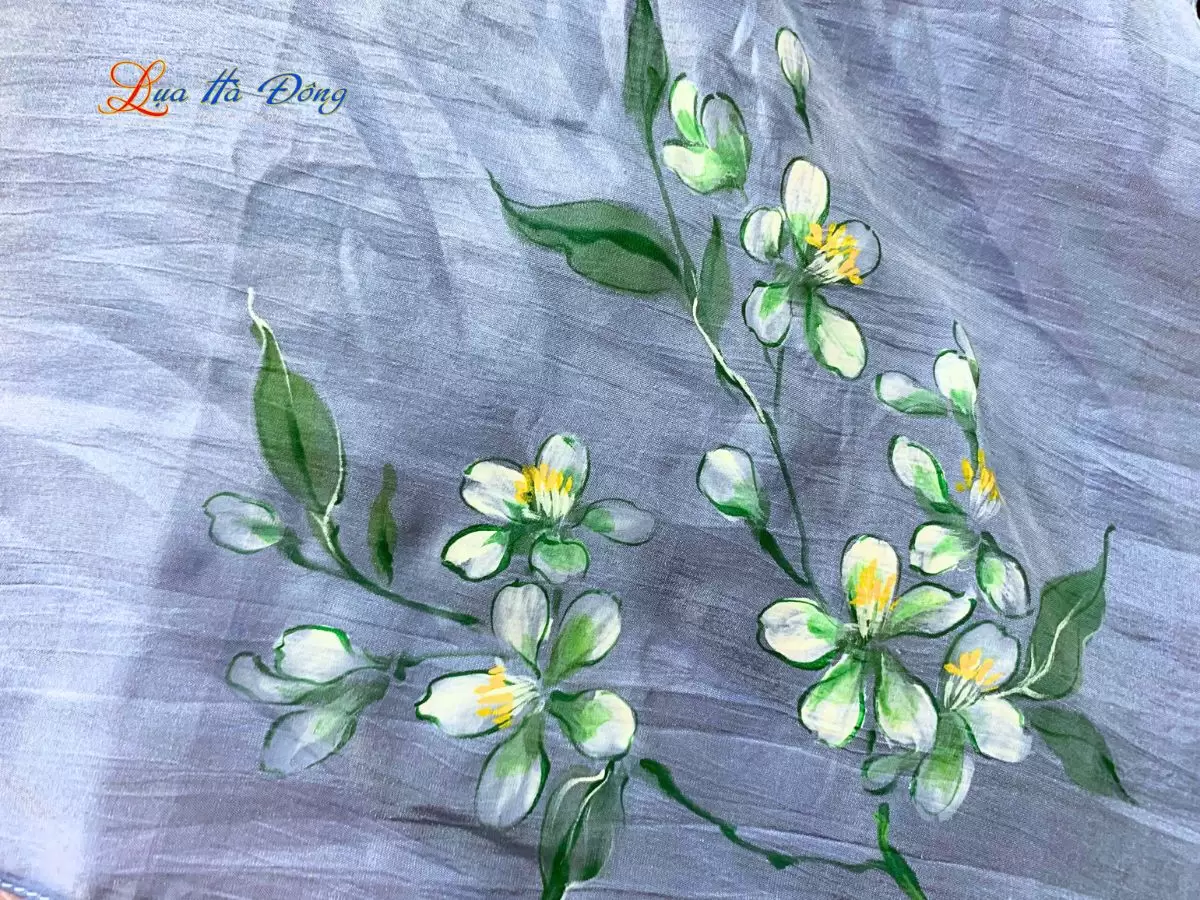 Khăn lụa vuông tơ tằm vẽ hoa (8) Khăn lụa vuông tơ tằm màu xanh vẽ hoa