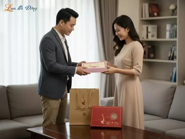 Khăn lụa thêu tay họa tiết đuôi cong màu kem