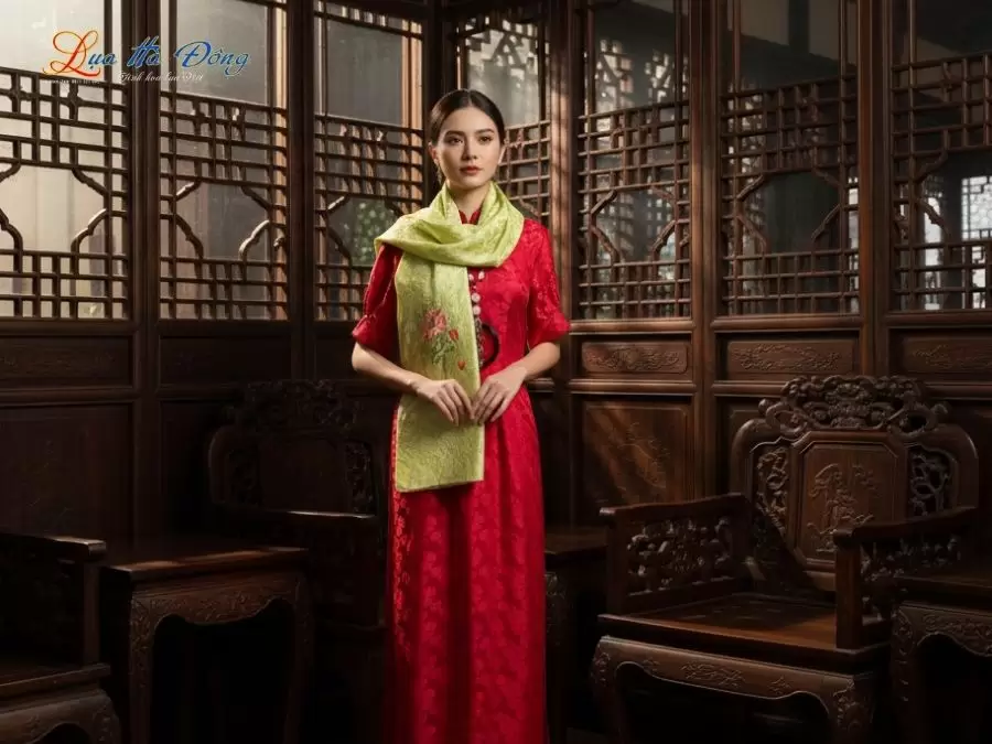 Khăn lụa thêu tay đuôi công xanh cốm