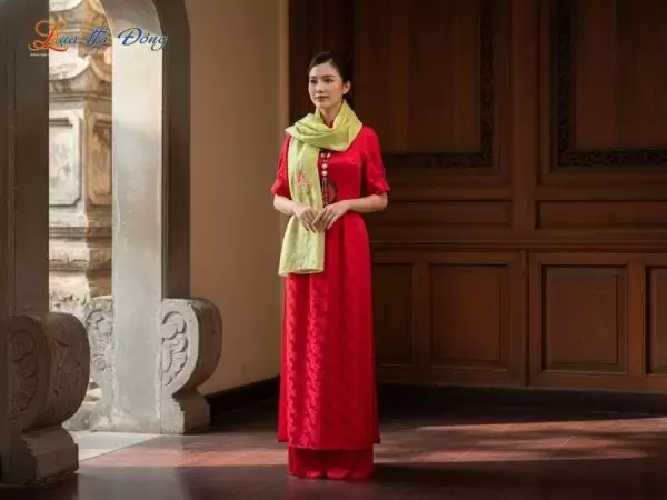 Khăn lụa thêu tay đuôi công xanh cốm