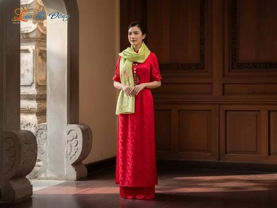 Khăn lụa thêu tay đuôi công xanh cốm