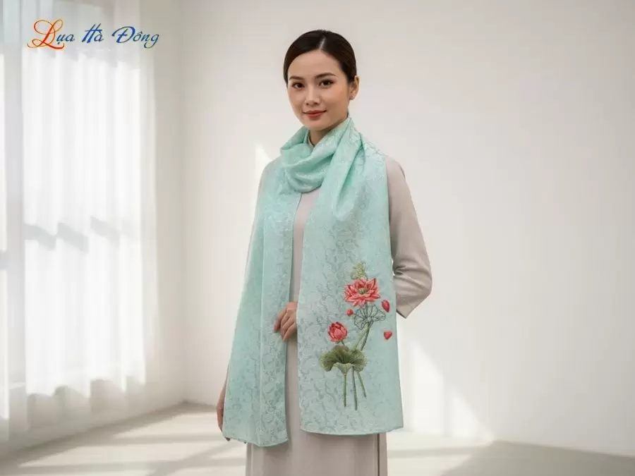 khan-lua-theu-tay-duoi-cong-xanh-mint (1) Khăn lụa thêu tay đuôi công xanh mint