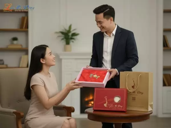 Khăn lụa vuông thêu tay song hỷ màu đỏ