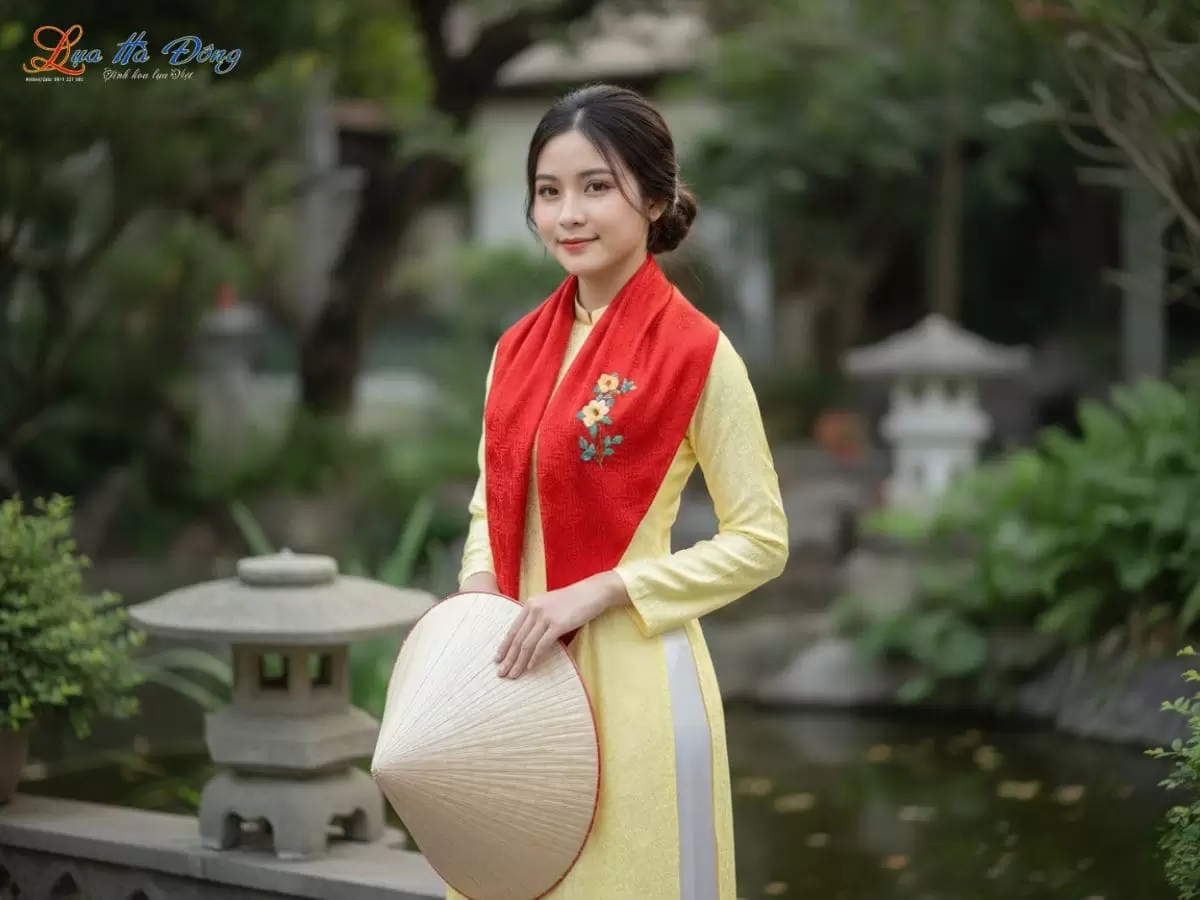 Khăn lụa vuông thêu tay song hỷ màu đỏ