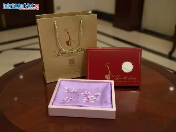 Khăn lụa vuông tơ tằm màu tím vẽ hoa