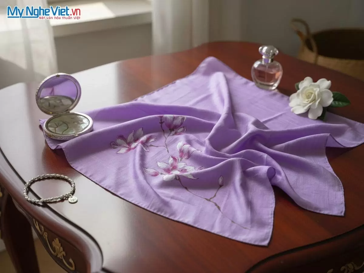 Khăn lụa vuông tơ tằm màu tím vẽ hoa