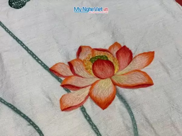 Khăn lụa đũi họa tiết hoa sen thêu tay màu trắng 100% silk cao cấp
