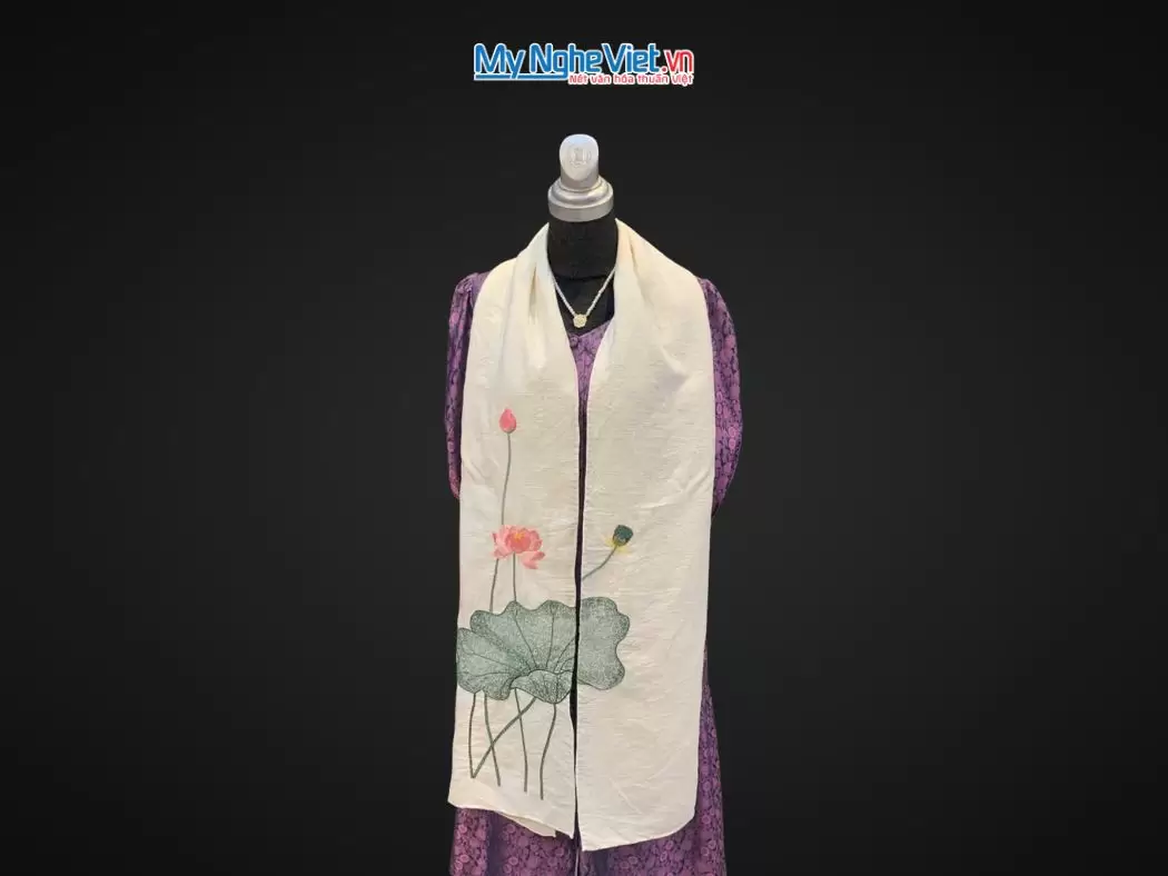 Khăn lụa đũi họa tiết hoa sen thêu tay 100% silk (22) Khăn lụa đũi họa tiết hoa sen thêu tay màu trắng 100% silk cao cấp