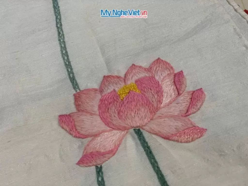 Khăn lụa đũi họa tiết hoa sen thêu tay màu trắng 100% silk cao cấp