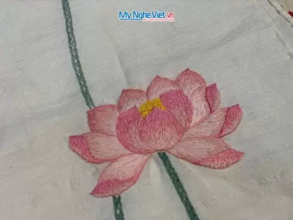 Khăn lụa đũi họa tiết hoa sen thêu tay màu trắng 100% silk cao cấp