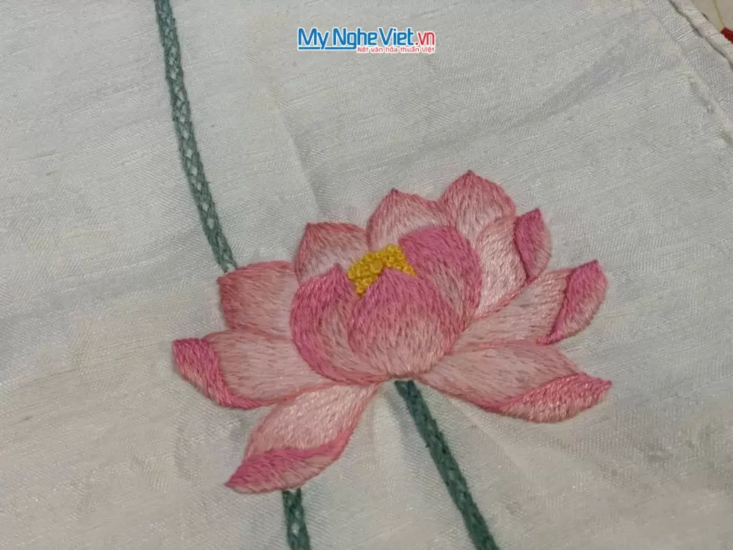 Khăn lụa đũi họa tiết hoa sen thêu tay 100% silk (24) Khăn lụa đũi họa tiết hoa sen thêu tay màu trắng 100% silk cao cấp