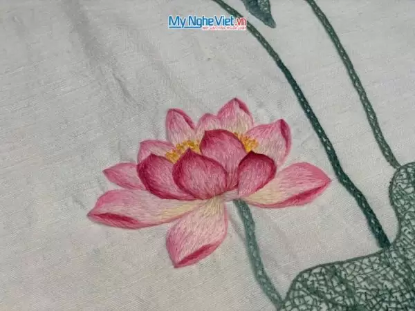 Khăn lụa đũi họa tiết hoa sen thêu tay màu trắng 100% silk cao cấp