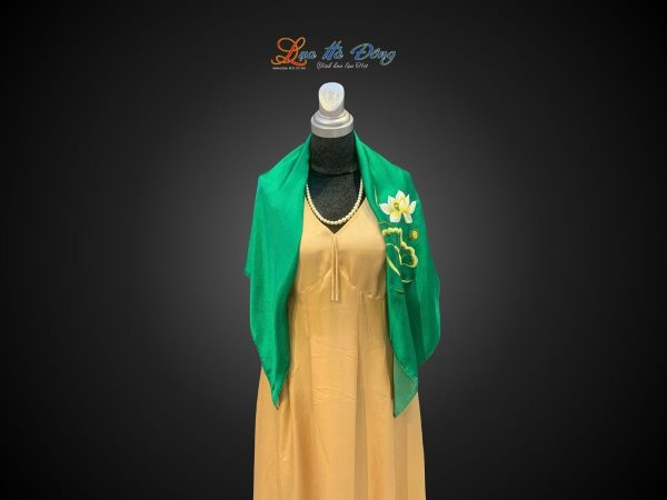 Khăn lụa vuông thêu sen trơn màu xanh lá