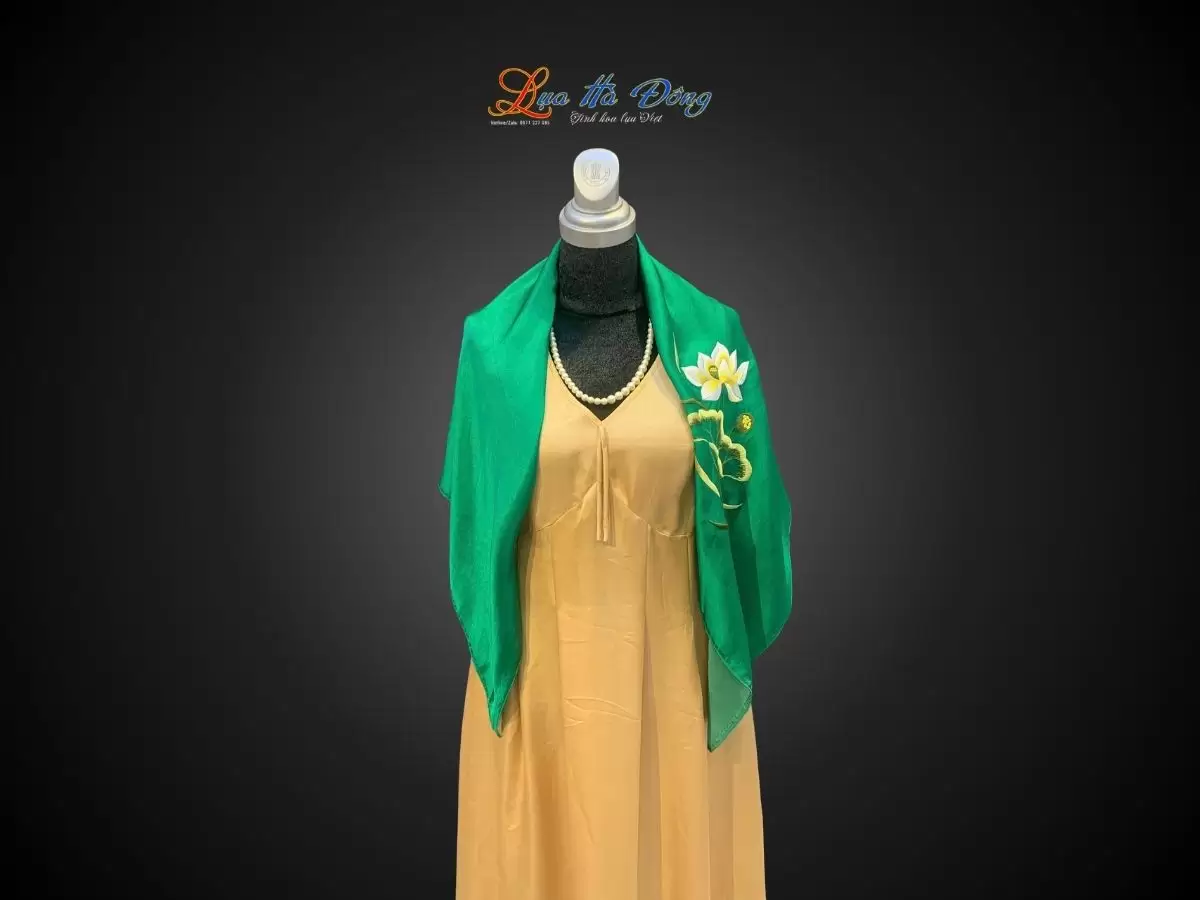 Khăn lụa thêu sen trơn (10) Khăn lụa vuông thêu sen trơn màu xanh lá