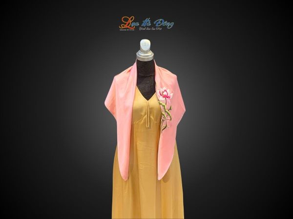 Khăn lụa vuông thêu sen trơn màu hồng phấn