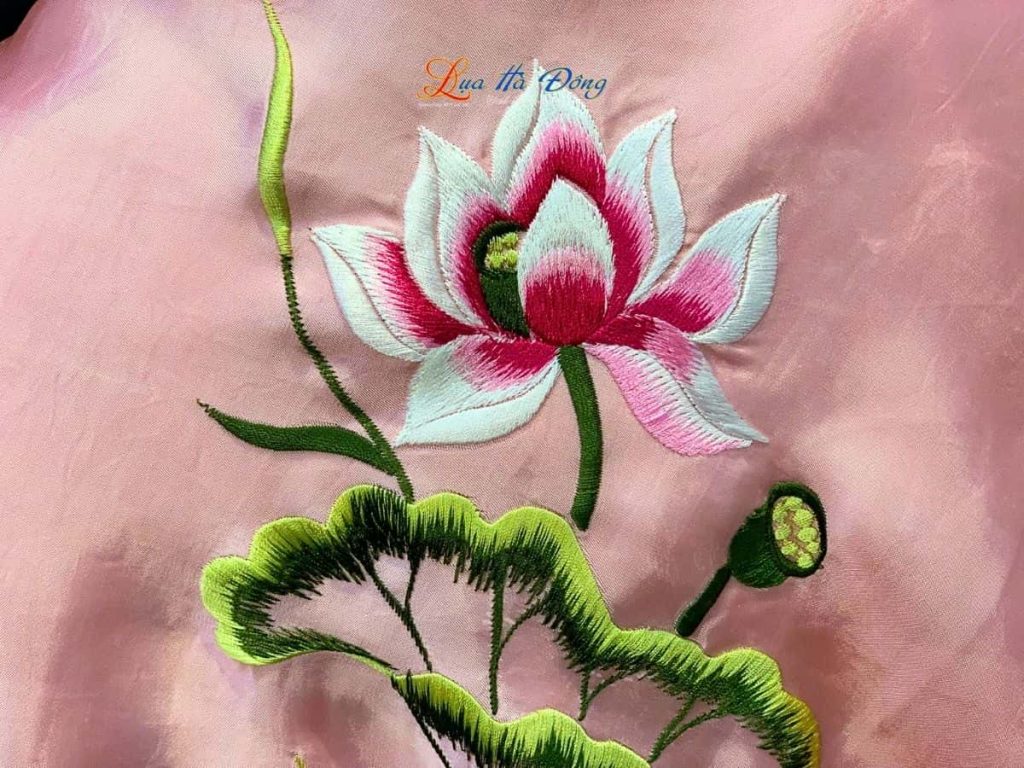 Khăn lụa vuông thêu sen trơn màu hồng phấn